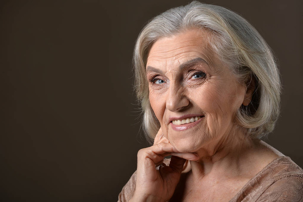 Femme âgée souriante
 - Photo, image