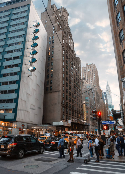 New York and New Yorkers. Manhattan street scene - Foto, imagen