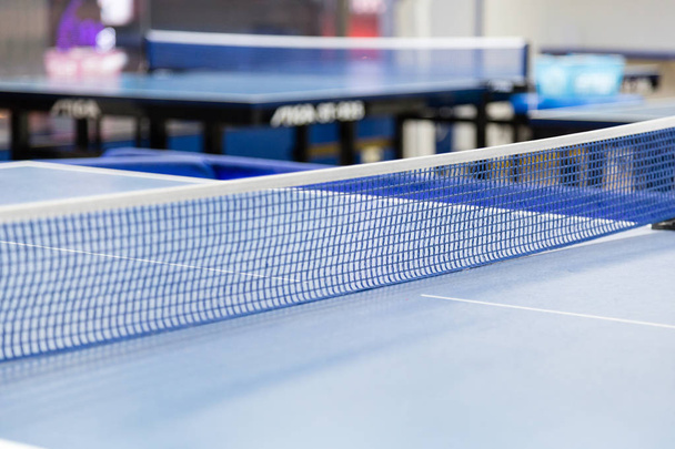 Blue ping pong tennis table - Фото, зображення