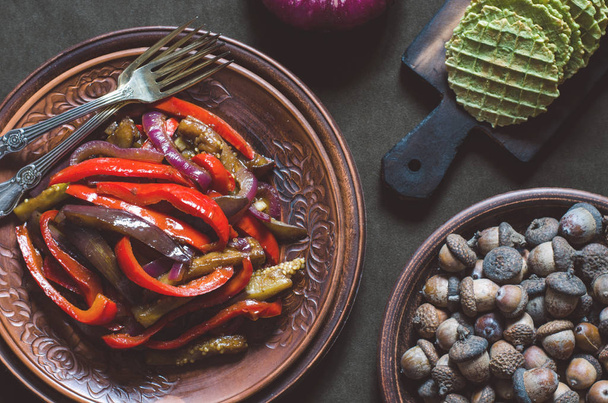 Munakoisosta valmistetut paprikat sipulit ja balsamiviinietikka
   - Valokuva, kuva