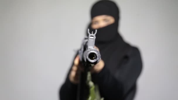 femme avec une mitrailleuse - Séquence, vidéo