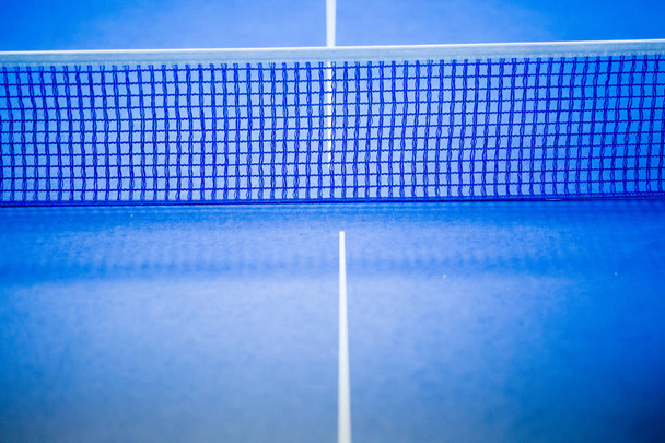 Net on blue ping pong table  - Foto, Bild