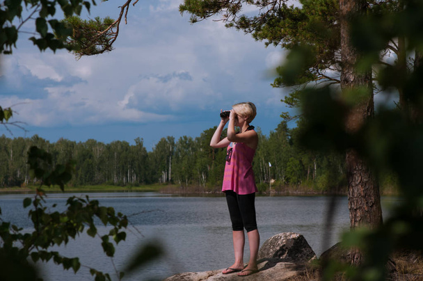 Girl with binoculars - Foto, Imagem