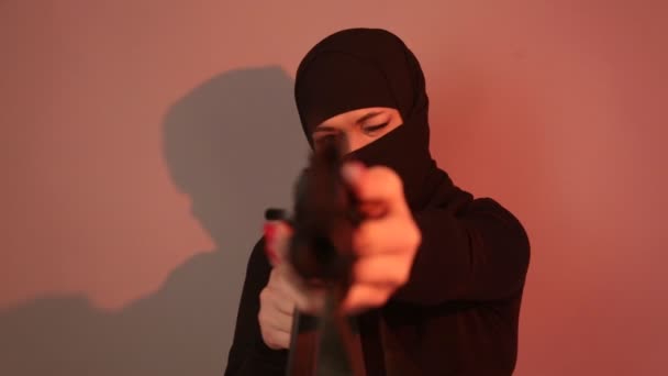 femme avec une mitrailleuse - Séquence, vidéo