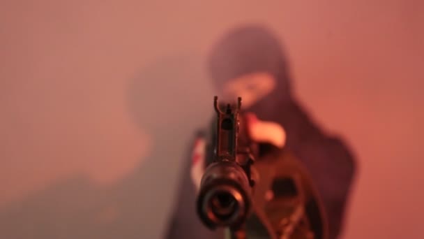 nő géppuskával - Felvétel, videó