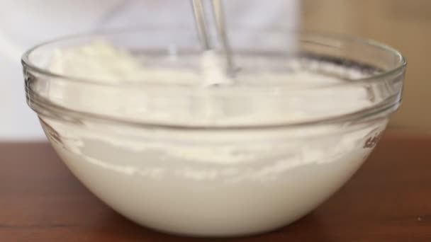Chef mixer whips cream - Filmati, video