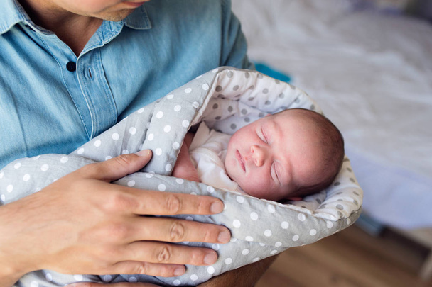 Tanınmayan baba holding yeni doğan bebek oğul onun kollarında - Fotoğraf, Görsel