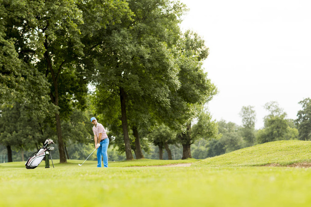 joven jugando al golf - Foto, Imagen