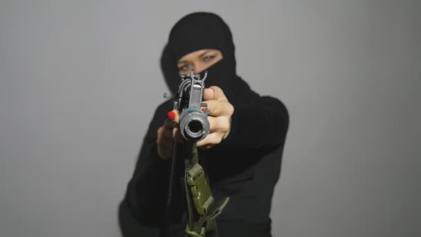 mujer con una ametralladora - Metraje, vídeo