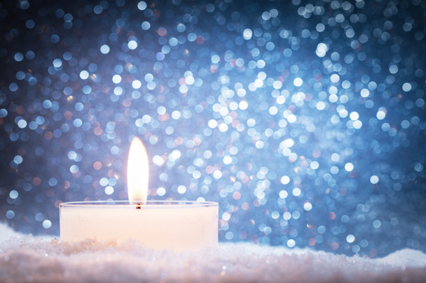 палаюча свічка на снігу
 - Фото, зображення