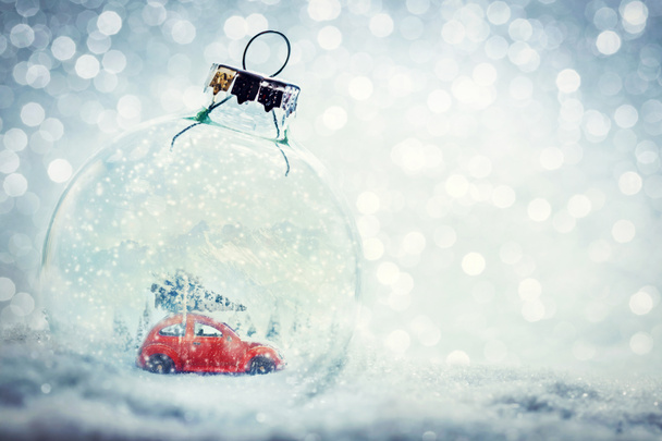 Різдвяний скляний м'яч у снігу
 - Фото, зображення