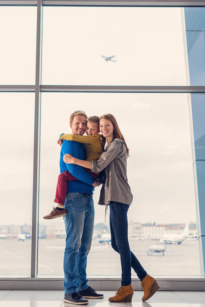 Family waiting for departure at airport - Foto, Imagem