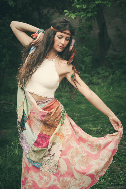 ボヘミアン スタイルのファッションの若い女性の屋外 - 写真・画像
