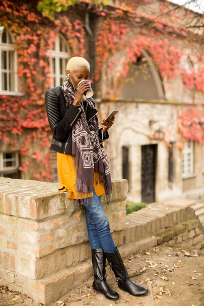 Young african american woman with smartphone - Foto, Bild