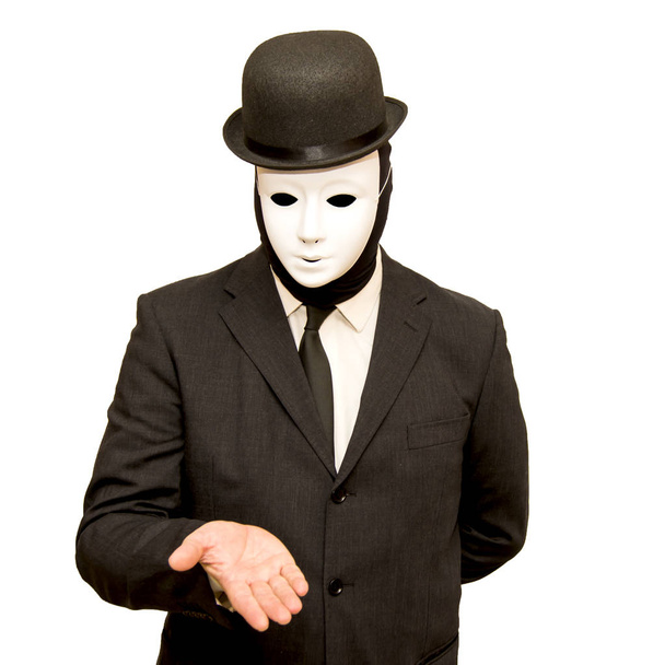 Geschäftsmann mit weißer Maske und Hut und offener Hand  - Foto, Bild