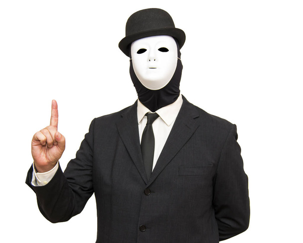 Επιχειρηματίας με μια λευκή μάσκα και ένα καπέλο επισημαίνοντας το δάχτυλό του - Φωτογραφία, εικόνα