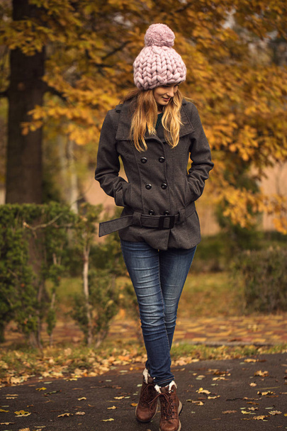 Bella giovane donna indossando lana merino colori pastello cappello e
  - Foto, immagini
