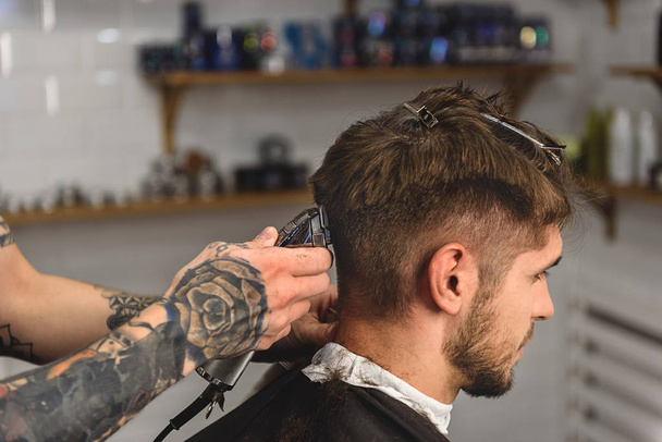 side view of man getting haircut - 写真・画像