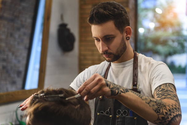 professional hair stylist at work - Fotoğraf, Görsel