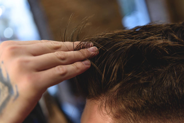 stylist touching hairs of man - Foto, Bild