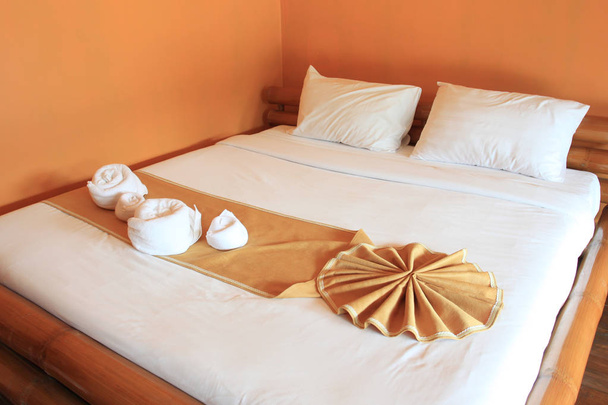 Rahatlamak için turuncu yatak tatil. - Fotoğraf, Görsel
