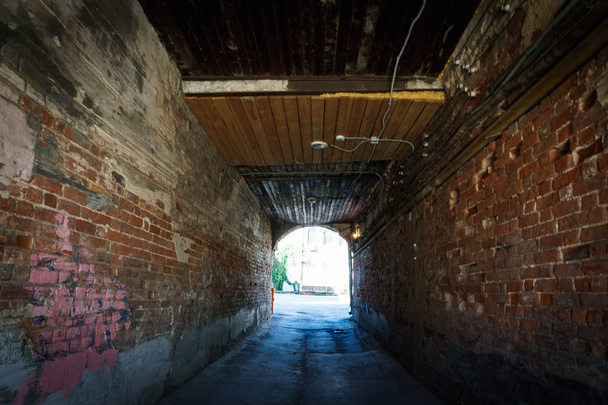 туннель, вход во двор, старые кирпичные стены, арка
 - Фото, изображение