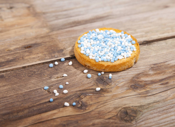 Нідерландська традиційний народження святкування печиво з синім muisjes на тлі дерев'яні - Фото, зображення