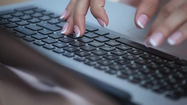 ο συγγραφέας γράφει ένα βιβλίο σε ένα φορητό υπολογιστή. σε γυναίκες όμορφα μανικιούρ - Πλάνα, βίντεο