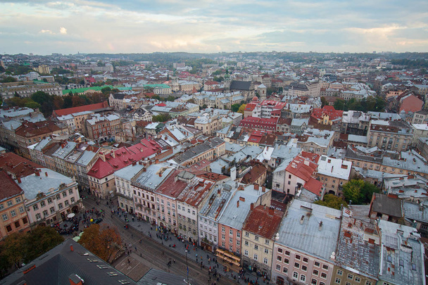 Вид зверху міста на заході сонця. Львів, Україна - Фото, зображення
