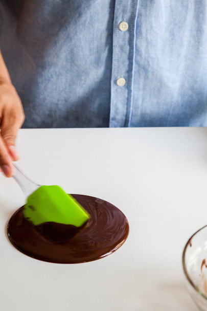 Tempering Delicious Chocolate - Foto, immagini