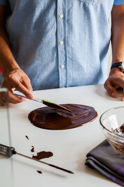 Tempering Delicious Chocolate - Zdjęcie, obraz