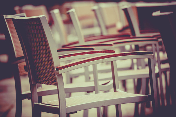 Άδειες καρέκλες έξω από την καφετέρια - Φωτογραφία, εικόνα