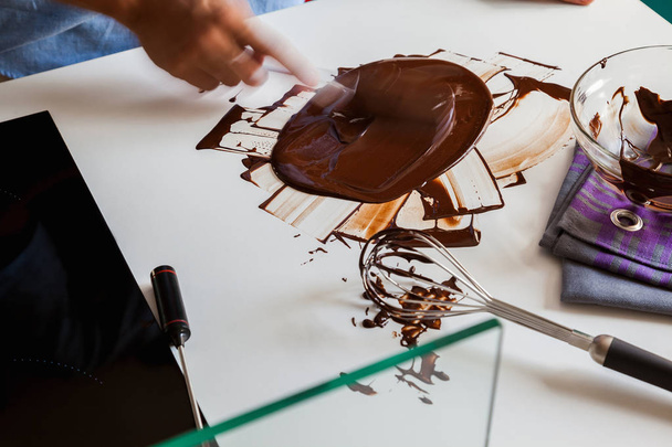 Tempering Delicious Chocolate - Фото, изображение