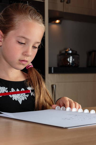 Genç kız mutfak masasında ödev - Fotoğraf, Görsel