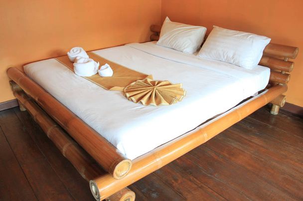 Dormitorio naranja para vacaciones relajantes
. - Foto, imagen