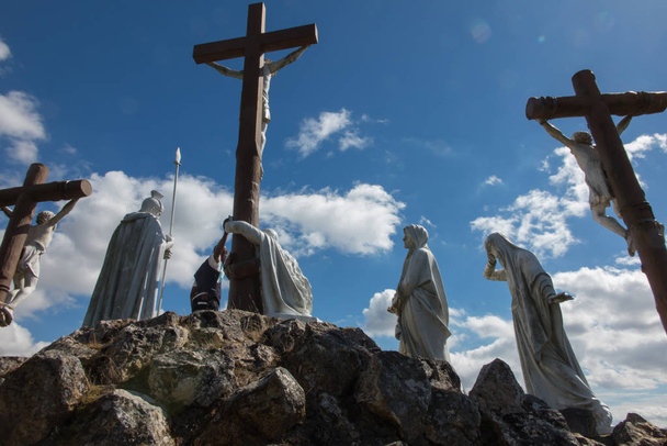 Cesta kříže a Boží muka postavená před lety v St. Louis Monfor - Fotografie, Obrázek