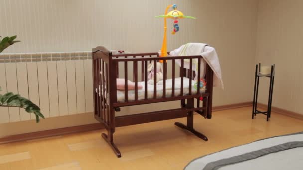 Speelgoed op childrens bed - Video