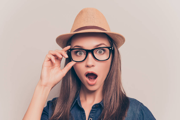 Shocked pretty woman in hat and glasses with open mouth - Foto, imagen
