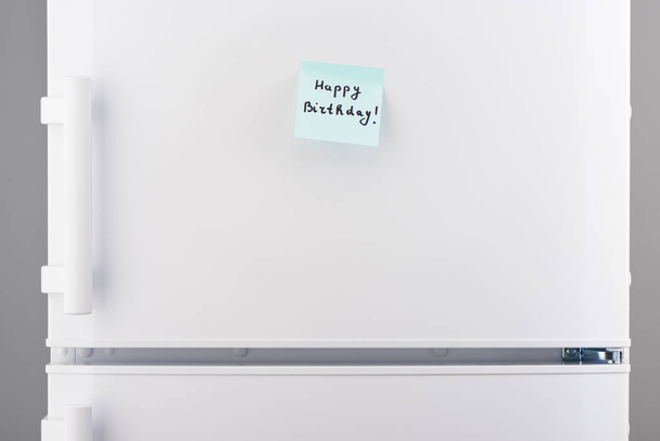 Happy Birthday note on white refrigerator door - Zdjęcie, obraz