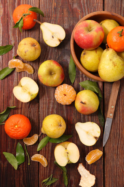 φρέσκα φρούτα μανταρίνι, αχλάδι και μήλο - Φωτογραφία, εικόνα