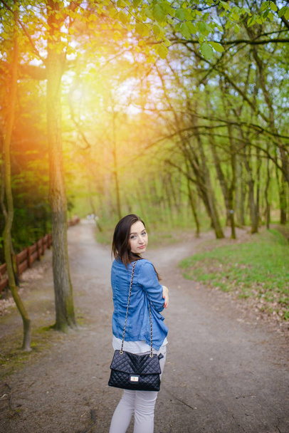 Nuori tyttö kävelyllä metsässä
 - Valokuva, kuva