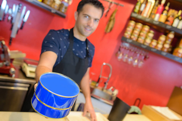Uomo in gastronomia con stagno blu
 - Foto, immagini