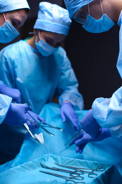 Chirurgien d'équipe au travail en salle d'opération - Photo, image