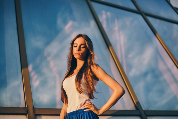schöne Mädchen Modell posiert in einem Seehafen - Foto, Bild