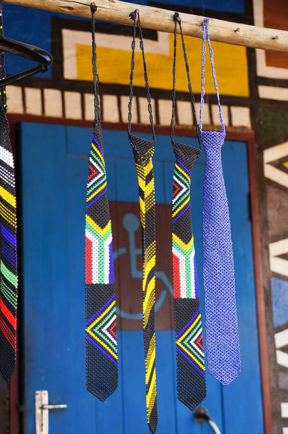  Cravatta della bandiera sudafricana fatta da perline colorate
. - Foto, immagini