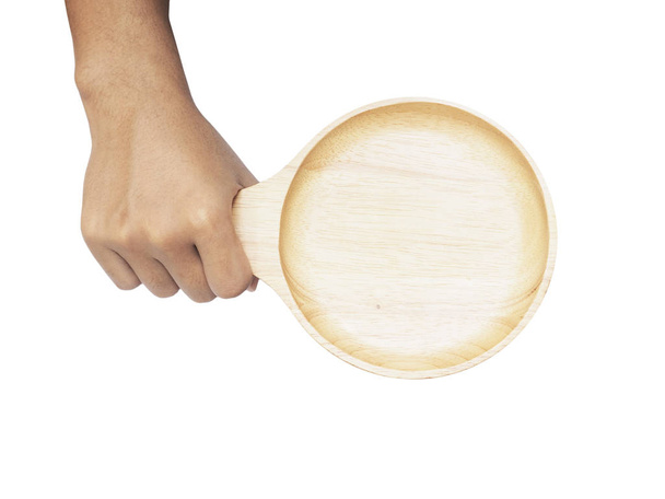 Rękę trzymając pusty talerz drewniany na białym tle. Widok z góry - Zdjęcie, obraz