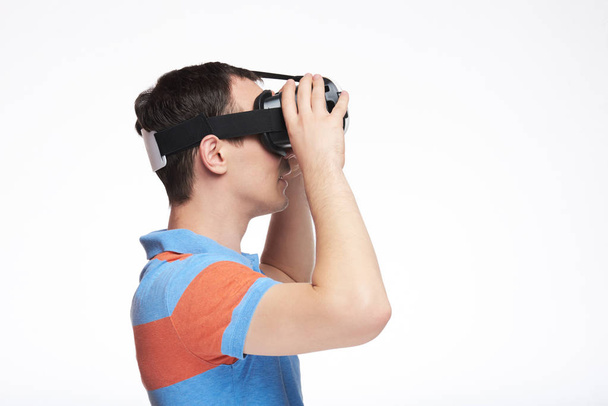 Profil de l'homme utilisant des lunettes VR
 - Photo, image