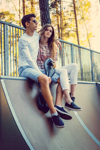 Una pareja posando en el parque de skate de la ciudad
. - Foto, imagen