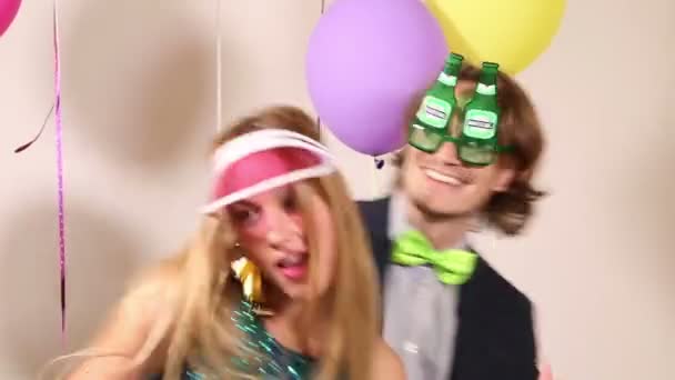 couple dancing wearing funny props - Séquence, vidéo