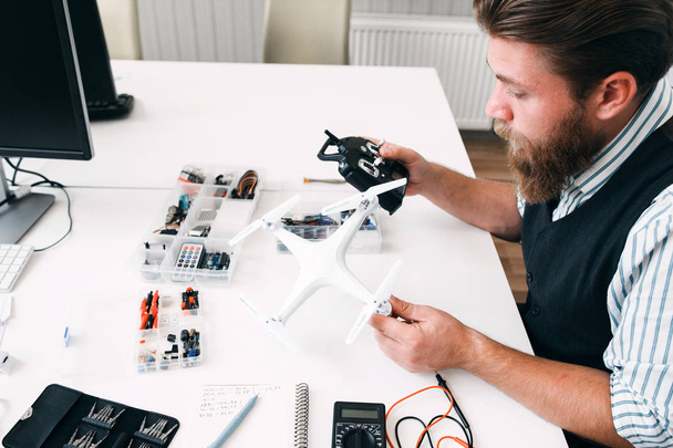 Engineer connecting rc transmitter with drone - Foto, Bild